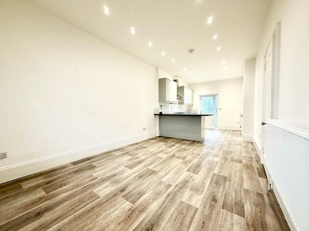 Property photo 2 of 12 Picture No. 14