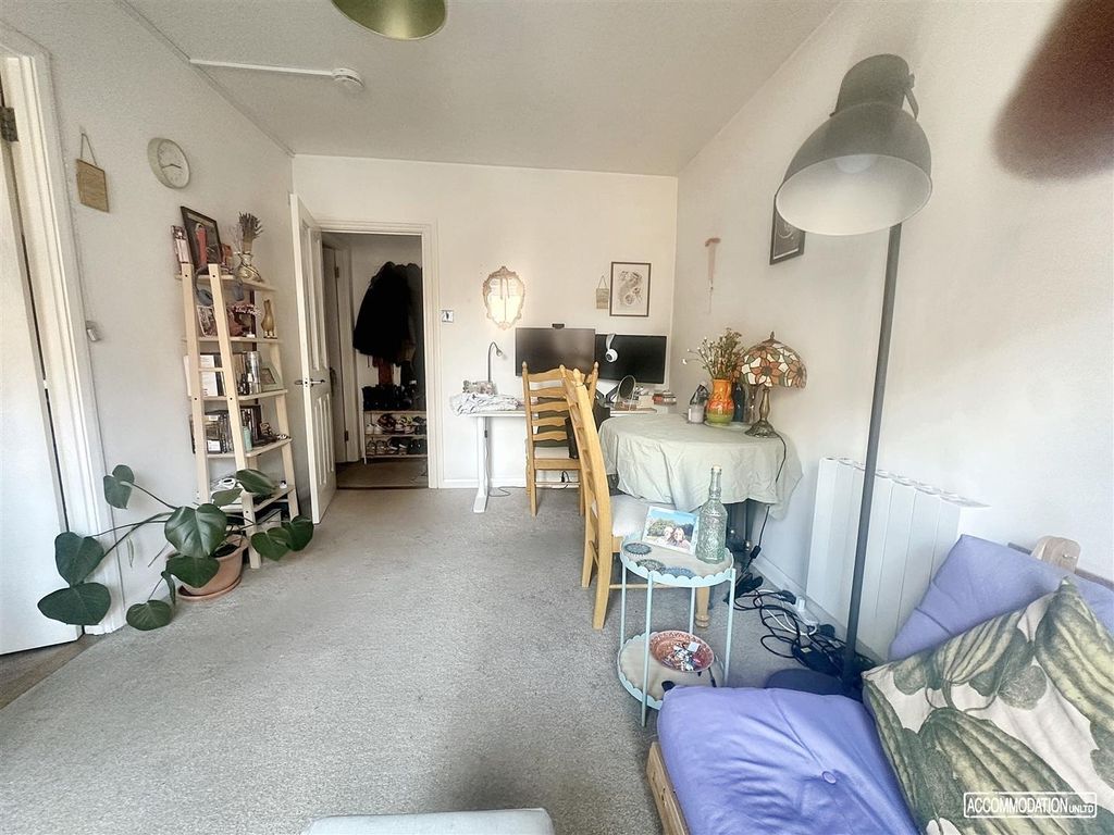 Property photo 3 of 8 Bright Contemporary Lounge With Dedicated Desk...
