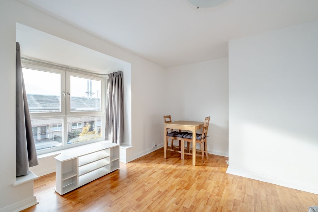 Property photo 2 of 8 Warlingham House