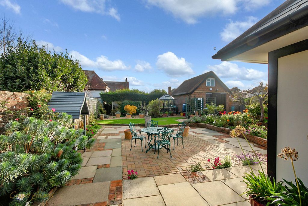 Property photo 2 of 19 Garden