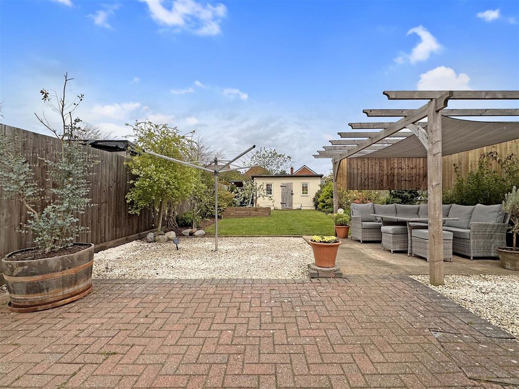 Property photo 3 of 29 Lovely Landscape Garden 479