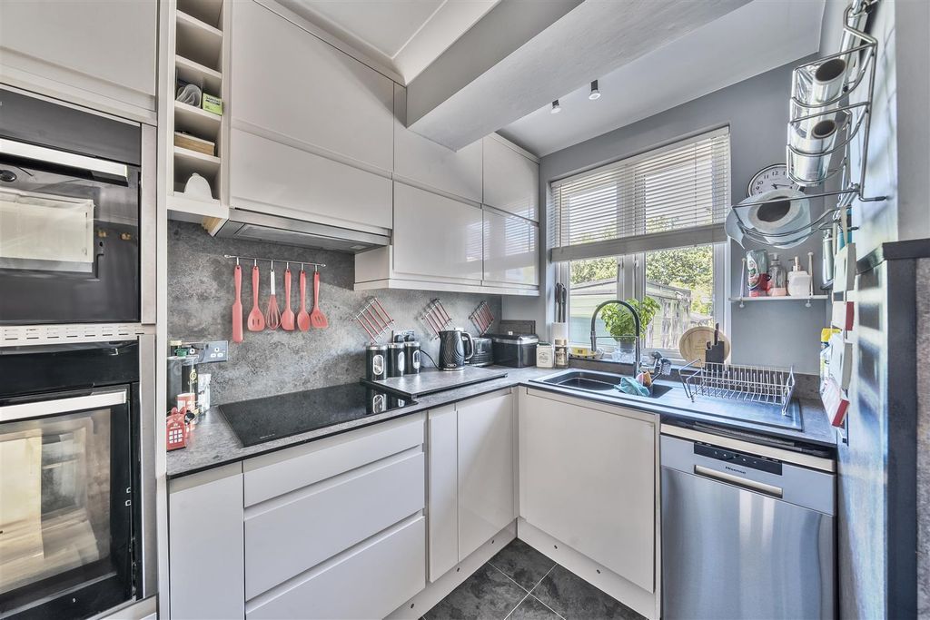 Property photo 3 of 23 Kitchen