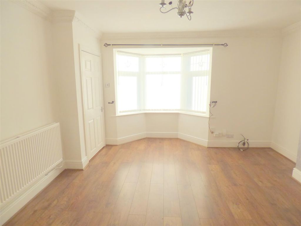 Property photo 2 of 16 Lounge