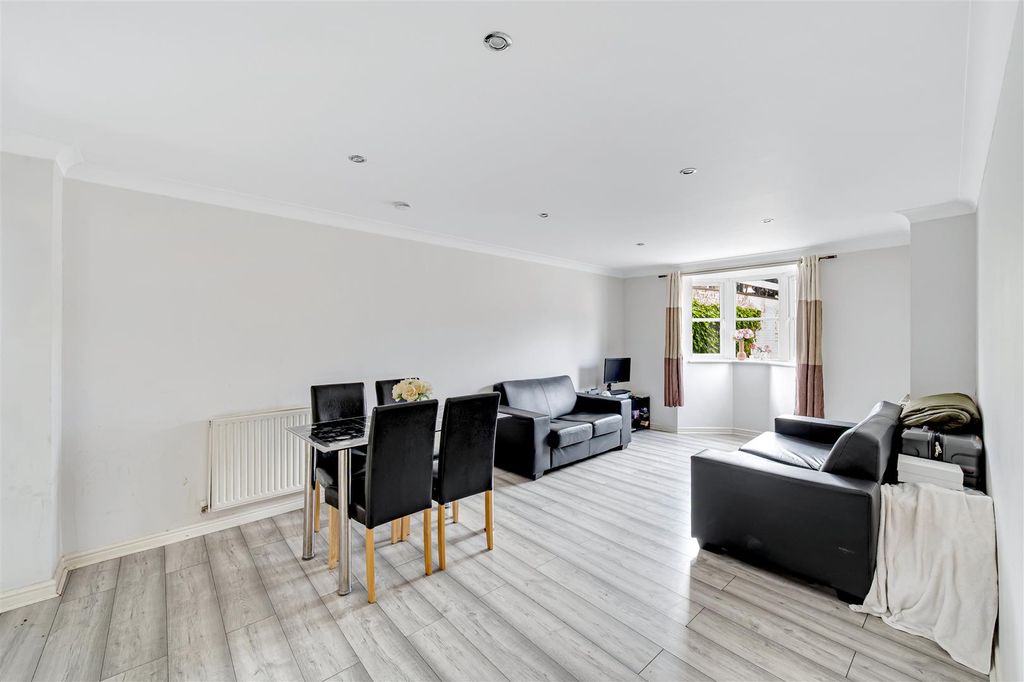 Property photo 3 of 11 6, Amelia Close-6.Jpg