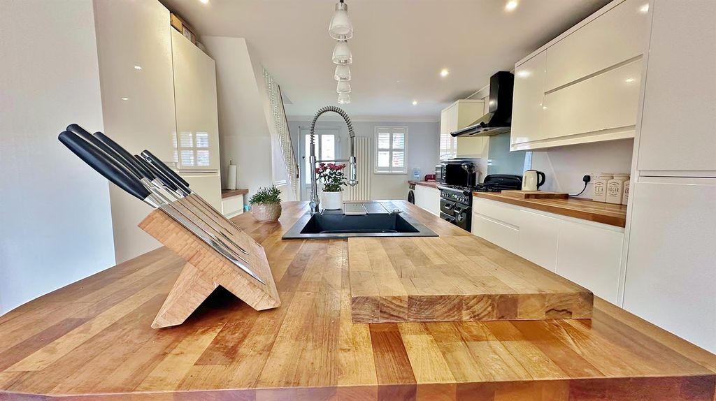 Property photo 2 of 18 Kitchen/Breakfast Room