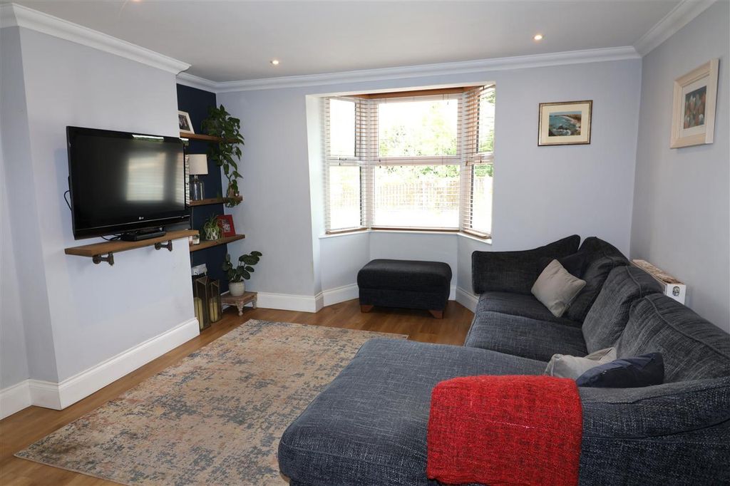 Property photo 3 of 16 Lounge