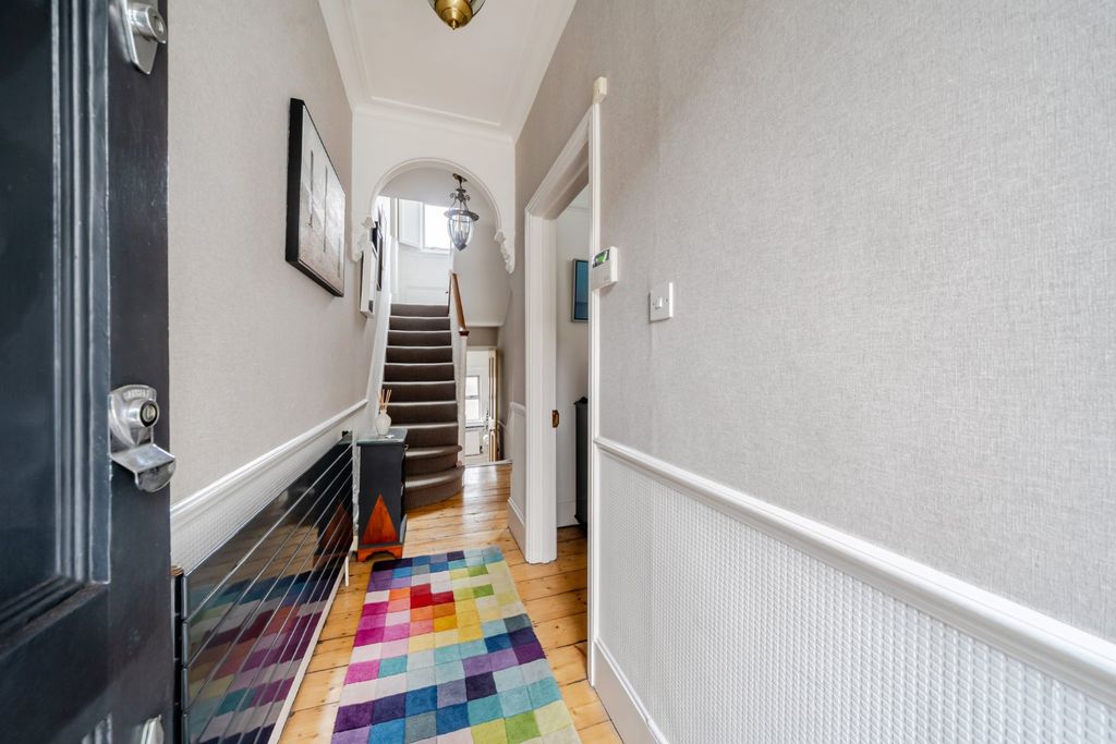 Property photo 2 of 21 Entrance Hall