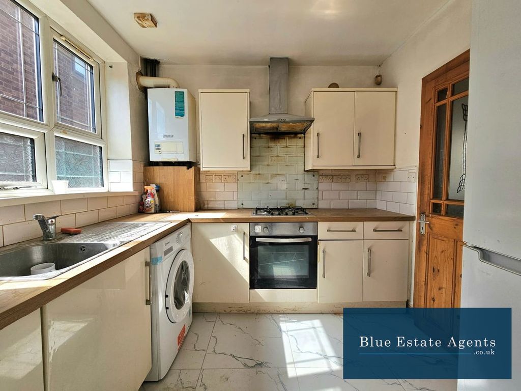 Property photo 1 of 4 Kitchen