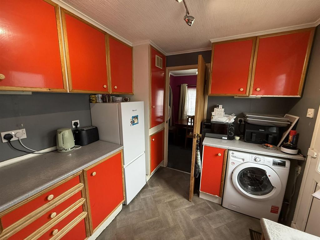 Property photo 3 of 11 Kitchen