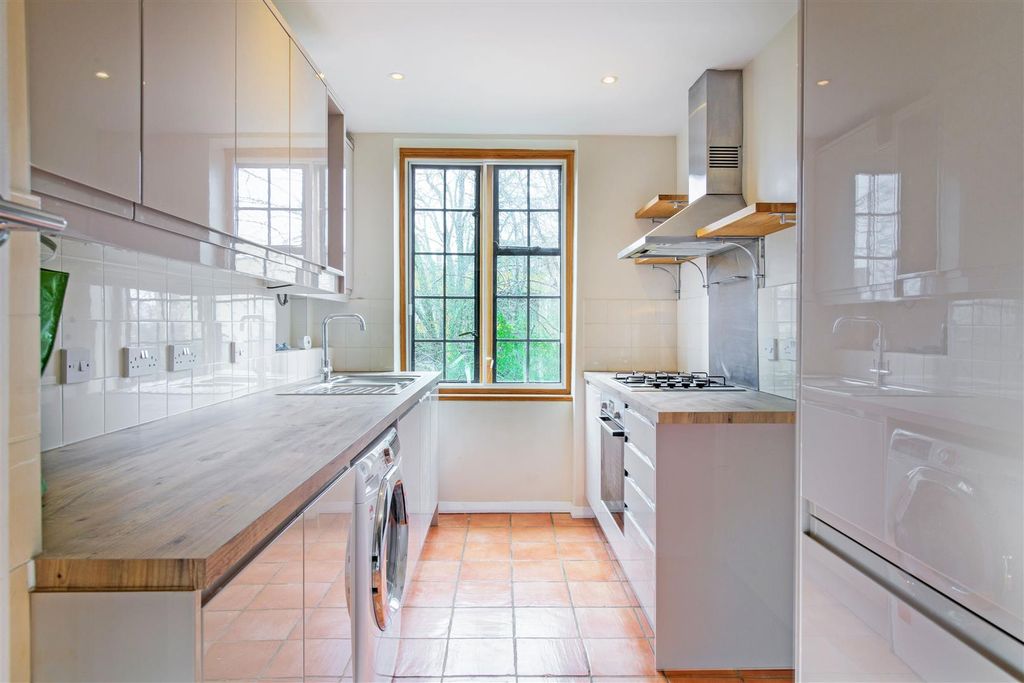 Property photo 3 of 11 8 Bede Hse Kit.Jpg