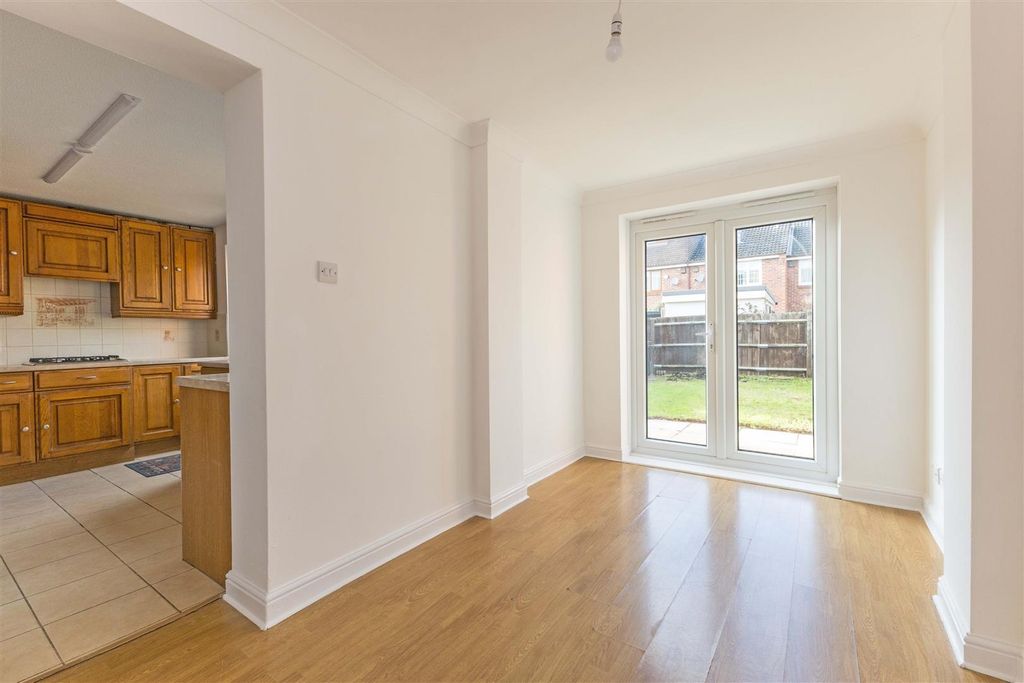 Property photo 3 of 16 48 Pearl Gardens-10.Jpg