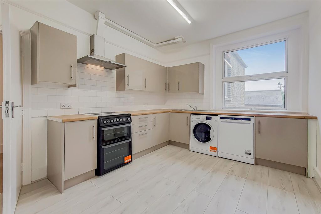 Property photo 1 of 10 4 Bedroom Maisonette For Rent