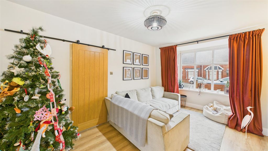 Property photo 3 of 25 Lounge