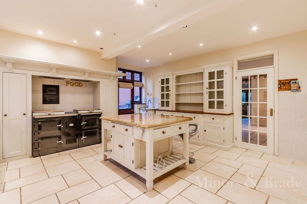 Property photo 2 of 28