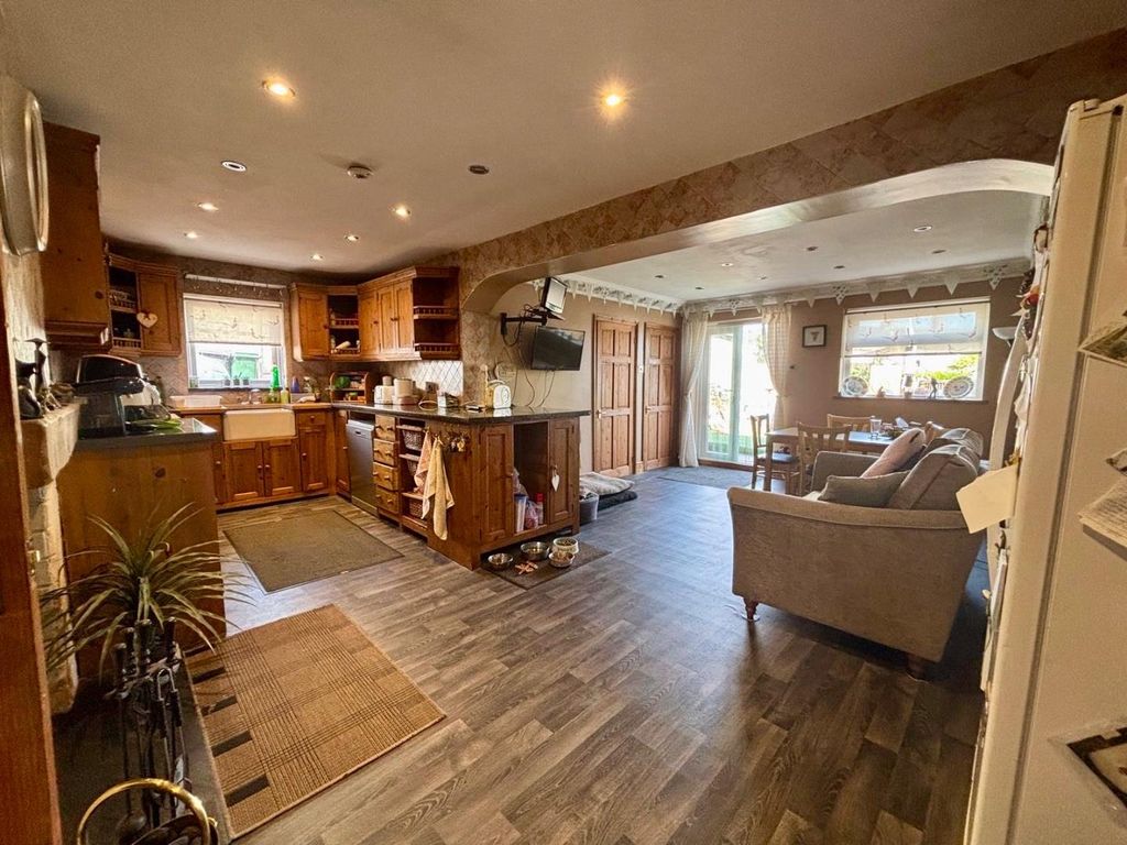 Property photo 3 of 23 ce15Bfc9-170F-4Fd9-A0Db-6c489Cabd292.Jpeg