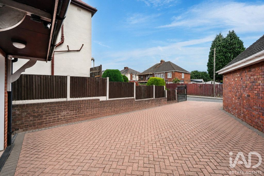 Property photo 2 of 27