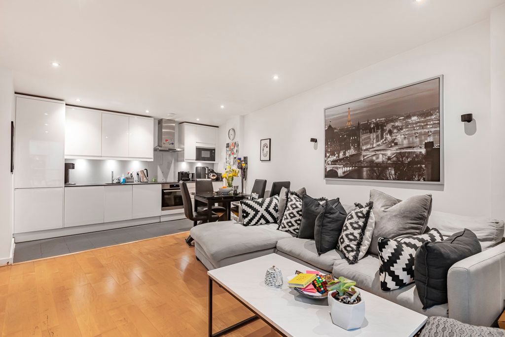 Property photo 2 of 20 Reception/Kitchen