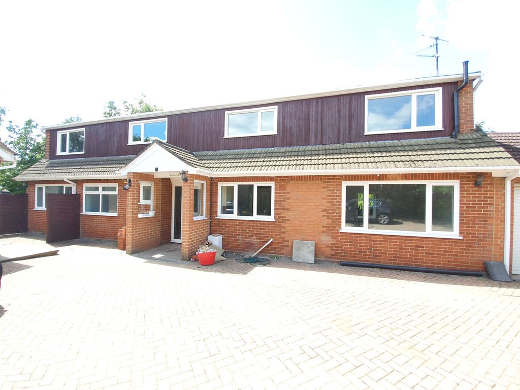 Property photo 1 of 8 Double Room Available To Rent Located On Mountfield Road In Luton