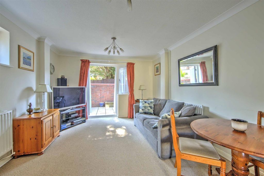 Property photo 2 of 9 Livingroom