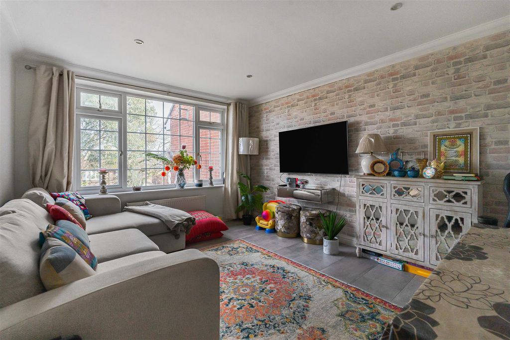 Property photo 3 of 15 6_71629.Jpg