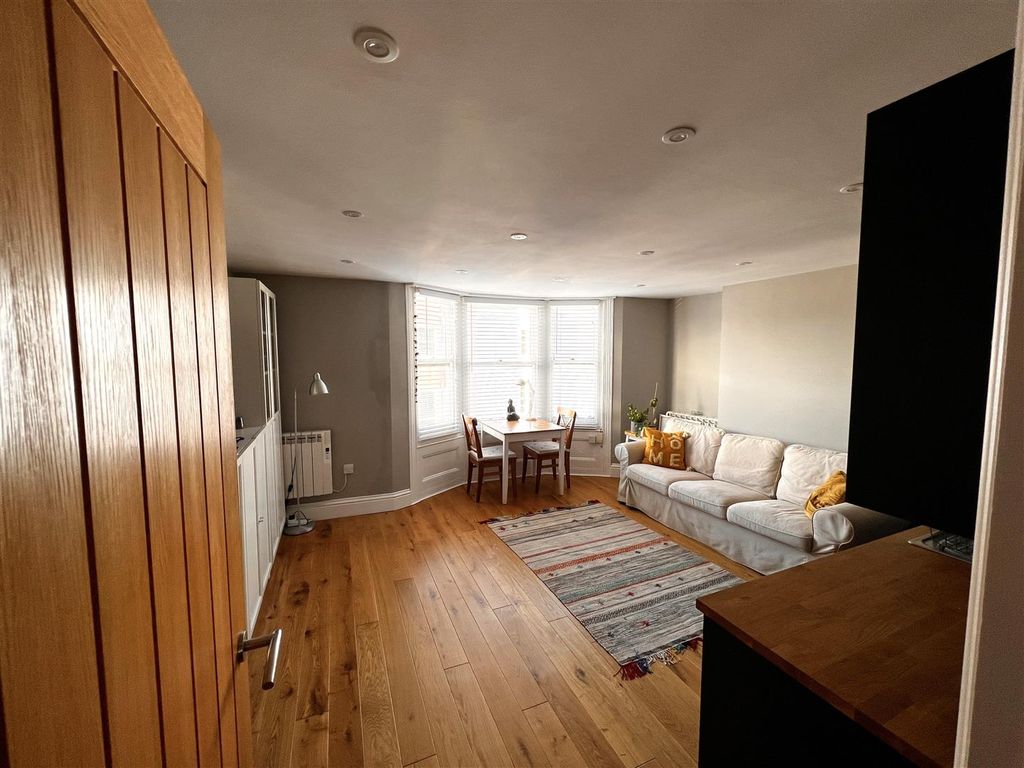 Property photo 3 of 7 Living Room