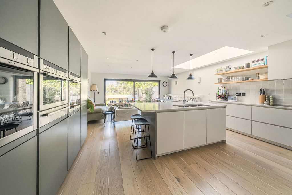 Property photo 2 of 21