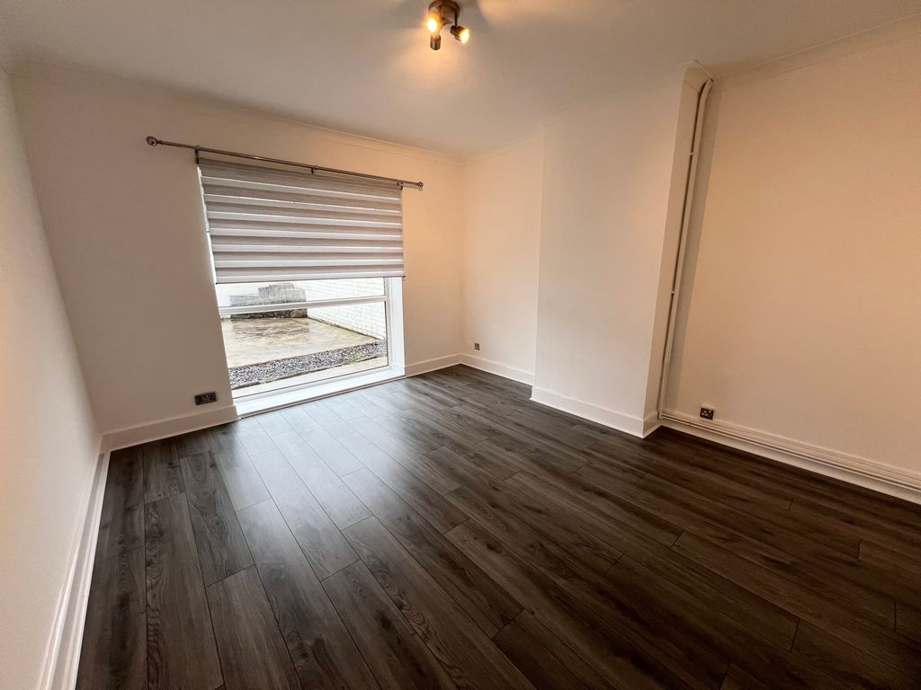 Property photo 1 of 13 Living Room Porthcawl Cf36
