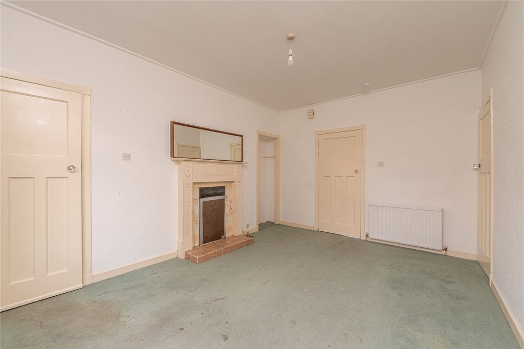 Property photo 3 of 19 Lounge Alt