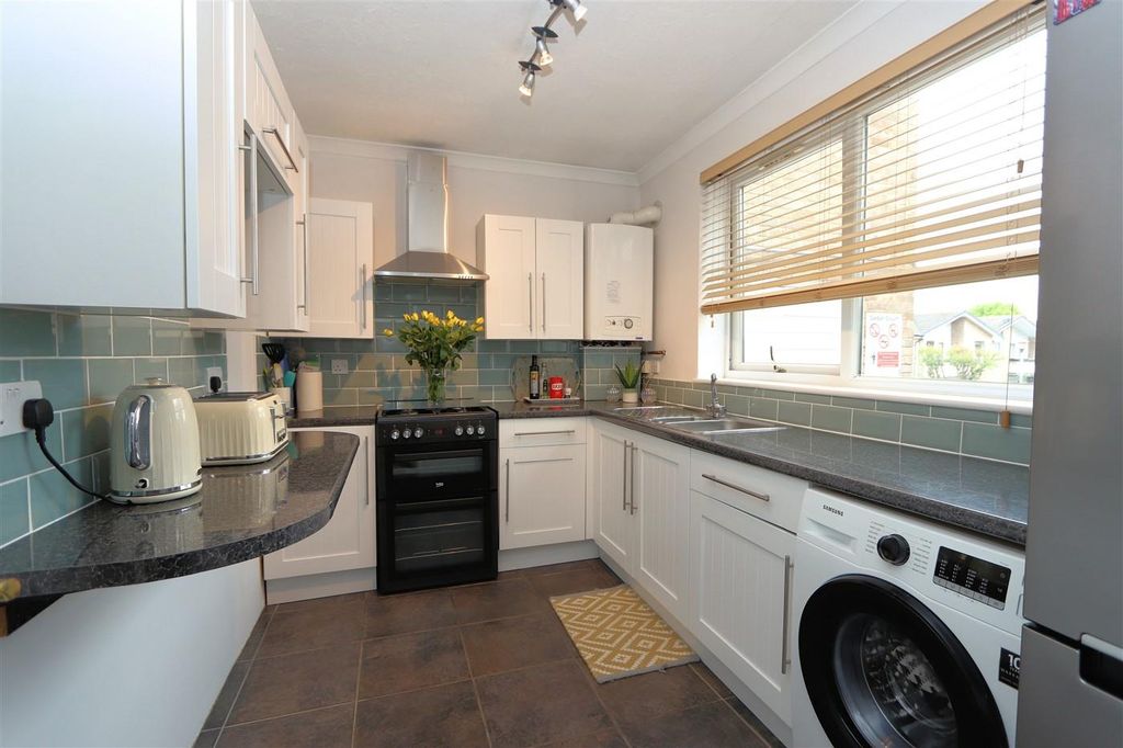 Property photo 2 of 10 Cedar Court 5