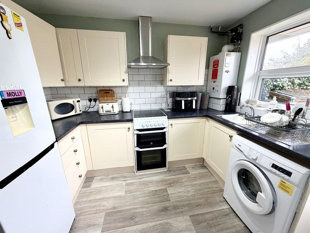 Property photo 3 of 7 Kitchen