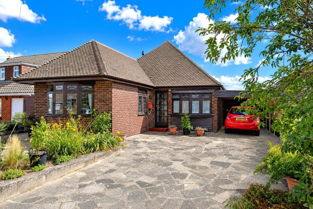 Property photo 1 of 21 Gainsford Avenue, Clacton On Sea