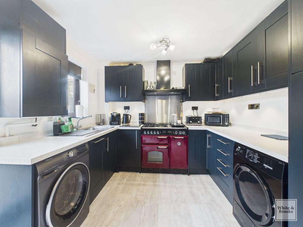 Property photo 3 of 17 Kitchen