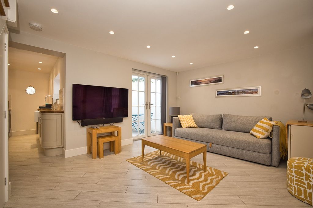 Property photo 3 of 12 Picture 3