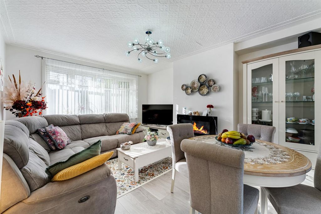 Property photo 2 of 17 65 Hathersage Road Lounge.Jpg