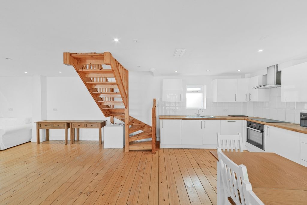 Property photo 3 of 20 Osten Mews