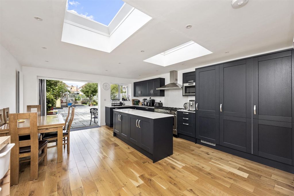Property photo 2 of 17 Goldsmith Road, 77-011.Jpg