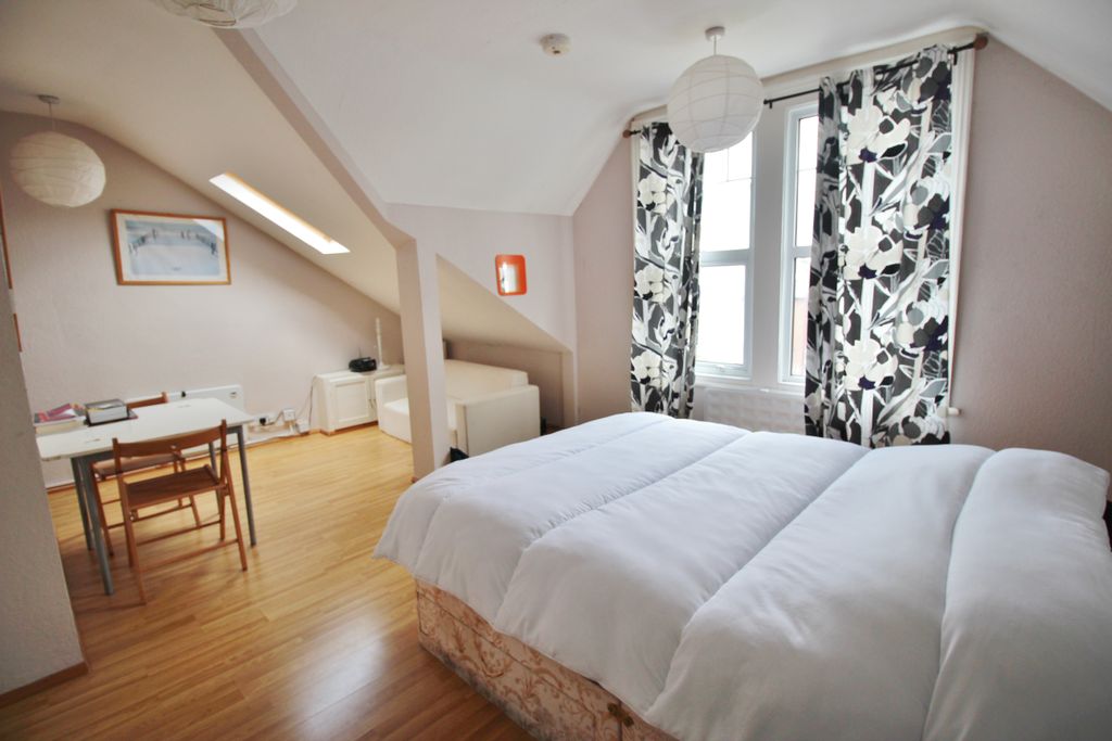 Property photo 3 of 7 Lounge / Bedroom