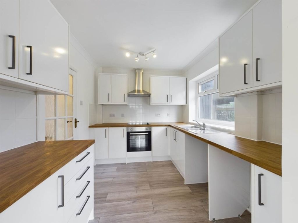 Property photo 2 of 18 Kitchen
