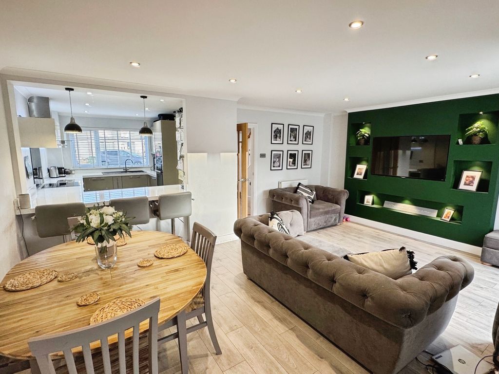 Property photo 2 of 16 Pbox-Img.Jpg