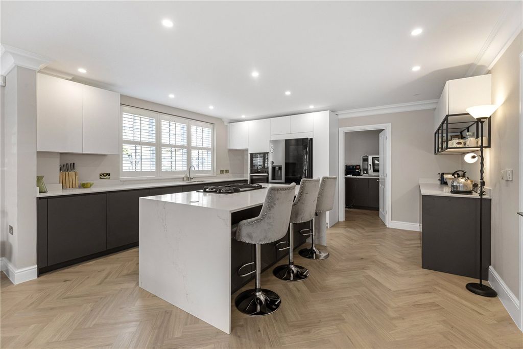 Property photo 3 of 17 Kitchen/Dining Room
