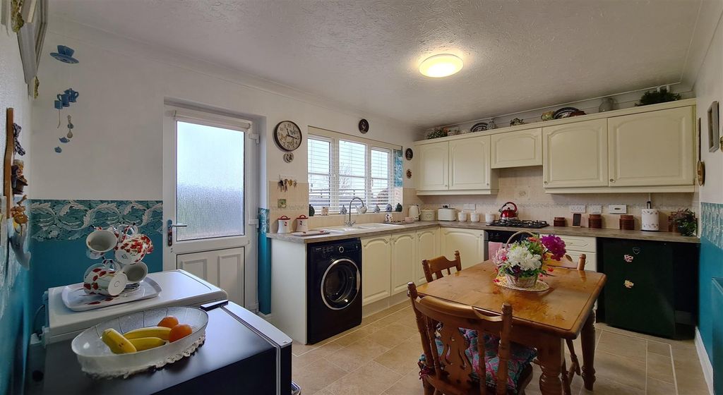 Property photo 2 of 14 Kitchen / Diner