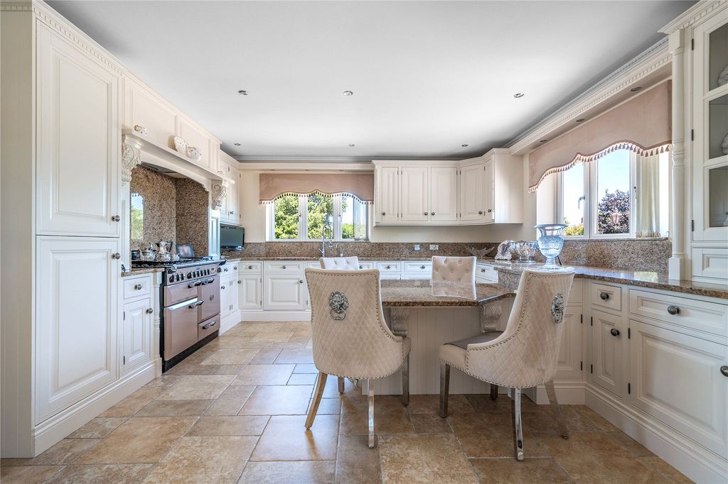 Property photo 3 of 19 Kitchen