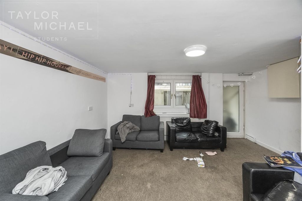 Property photo 3 of 8 Livingroom