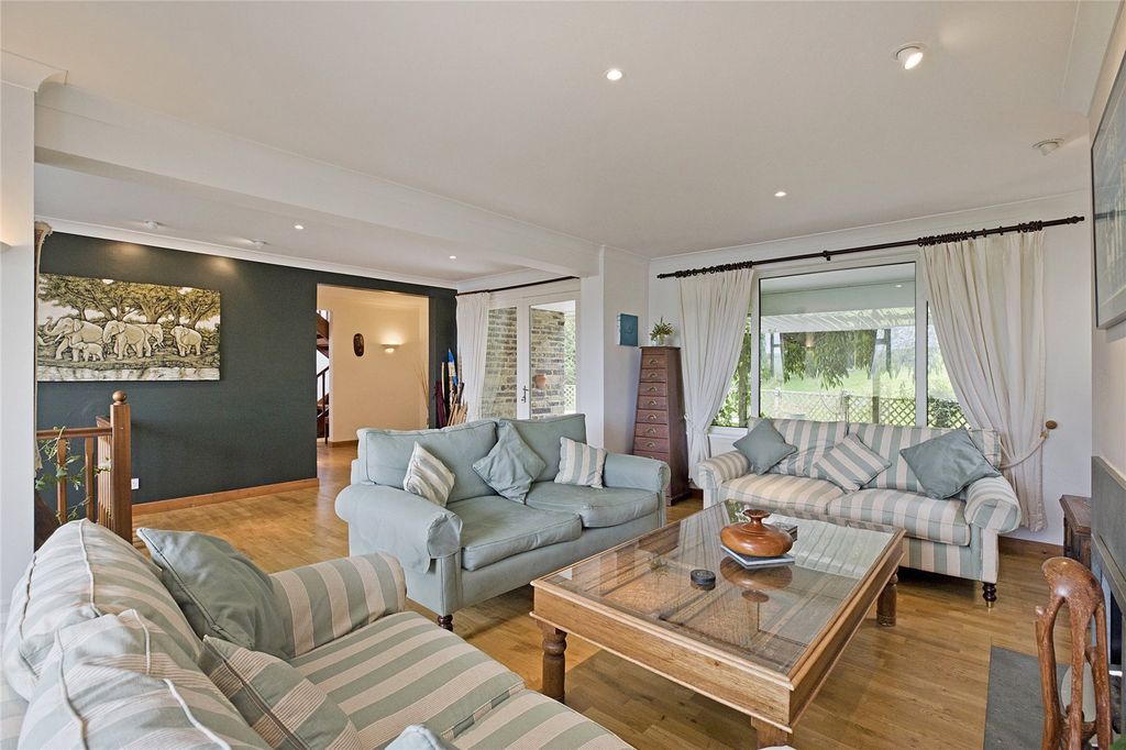 Property photo 3 of 19 Sitting Room