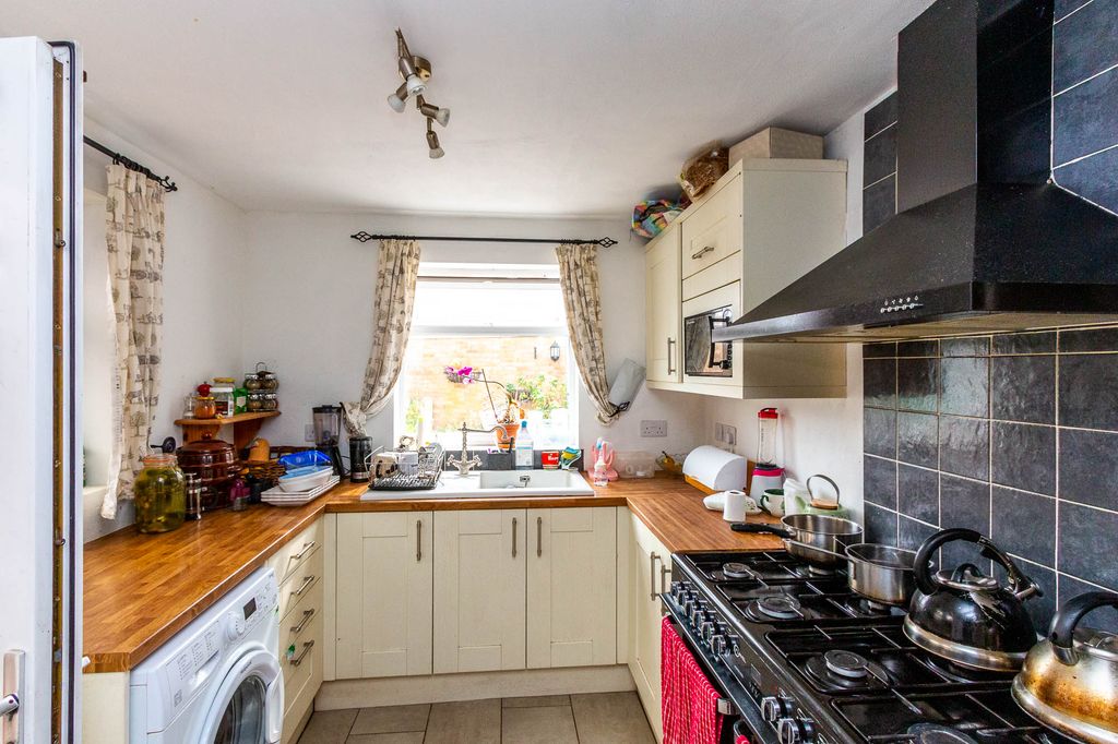 Property photo 3 of 11 Kitchen