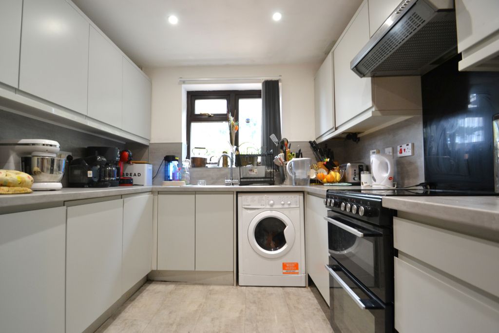 Property photo 2 of 11 Kitchen