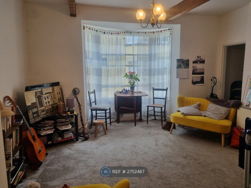 Property photo 3 of 6 Lounge