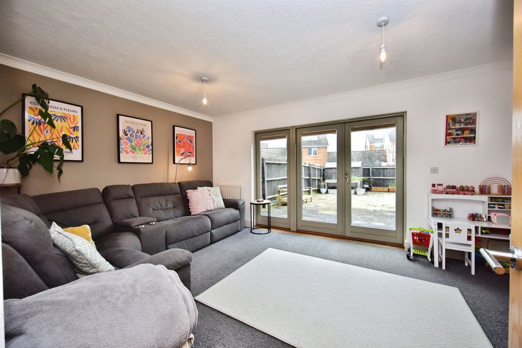 Property photo 3 of 20 Lounge