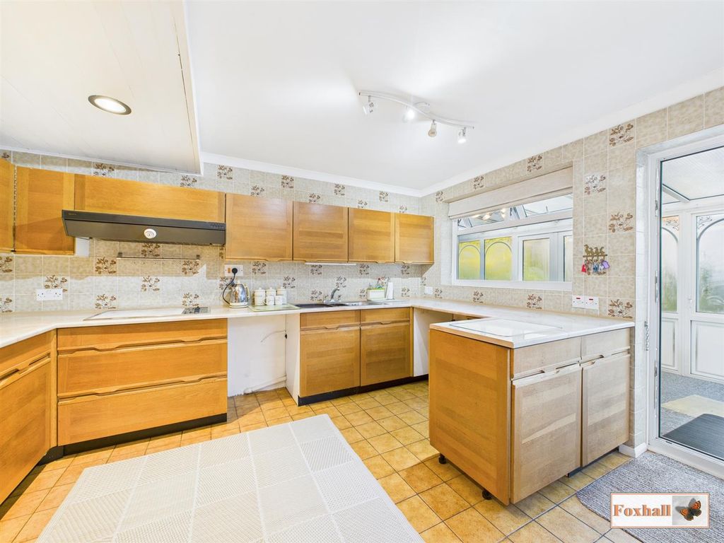 Property photo 3 of 32 Kitchen / Breakfast Room