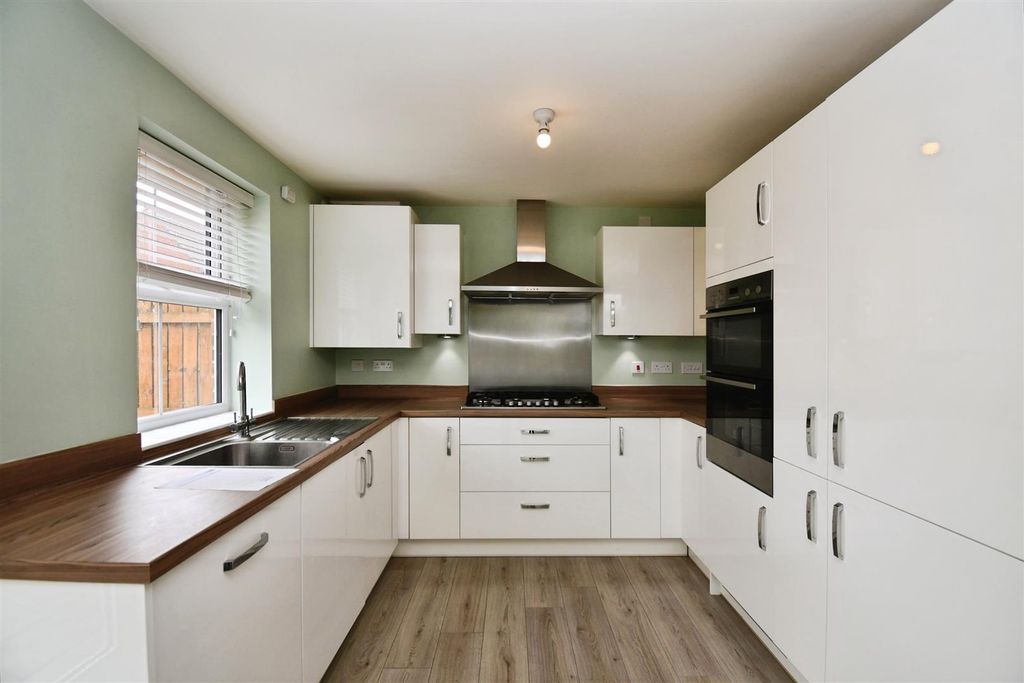 Property photo 2 of 19 E3886584-U 20 2820 29.Jpg